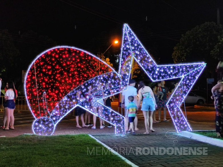 Ornamentação natalina da Praça Dealmo Selmiro Poersch, designado de Praça do Natal, na cidade de Marechal Cândido Rondon, em frente a Matriz Católica Sagrado Coração de Jesus, em dezembro de 2021.