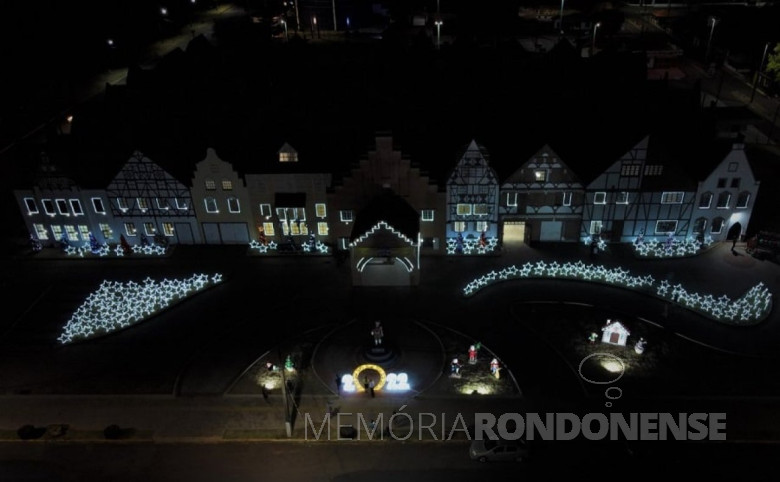 Ornamentação natalina junto ao Centro de Eventos de Marechal Cândido Rondon, em dezembro de 2021.