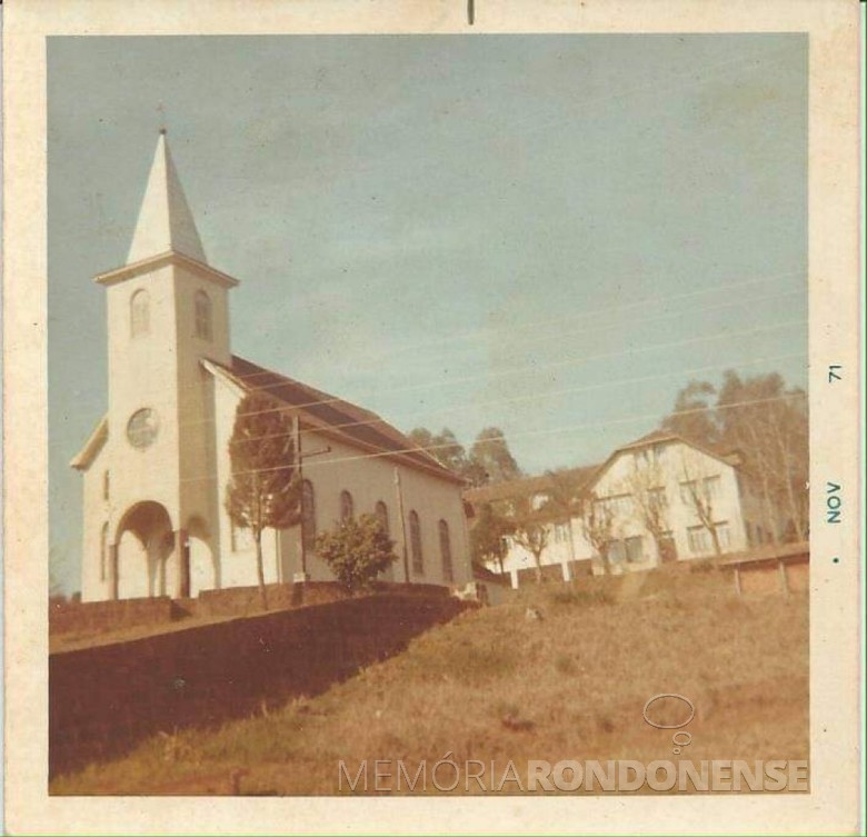 Igreja pioneira Santo Isidoro, de Pertiba (SC), fotografada em 1977.