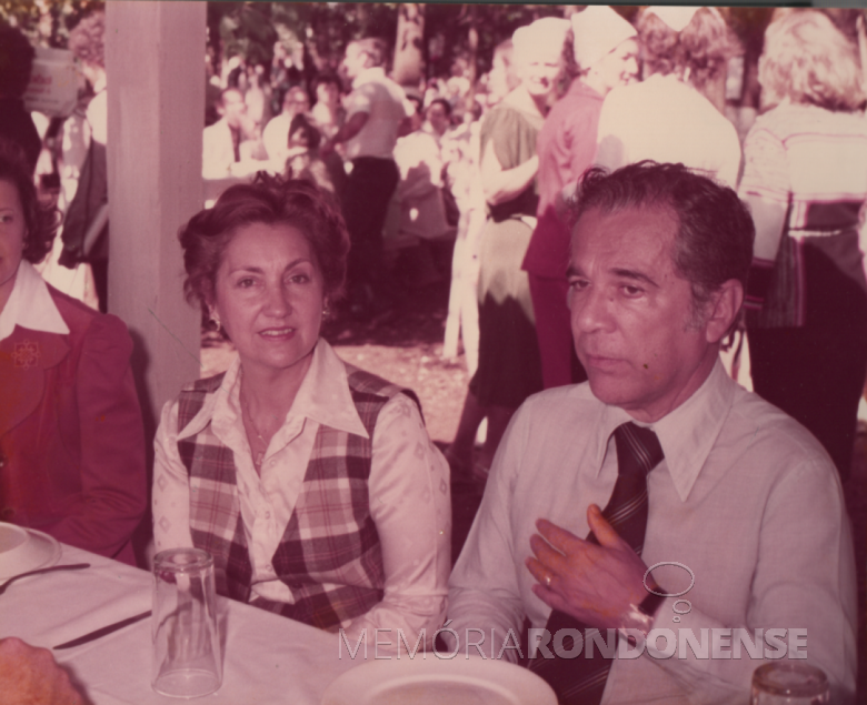 22ª página - Governador Ney Braga e esposa aguardando o almoço. 