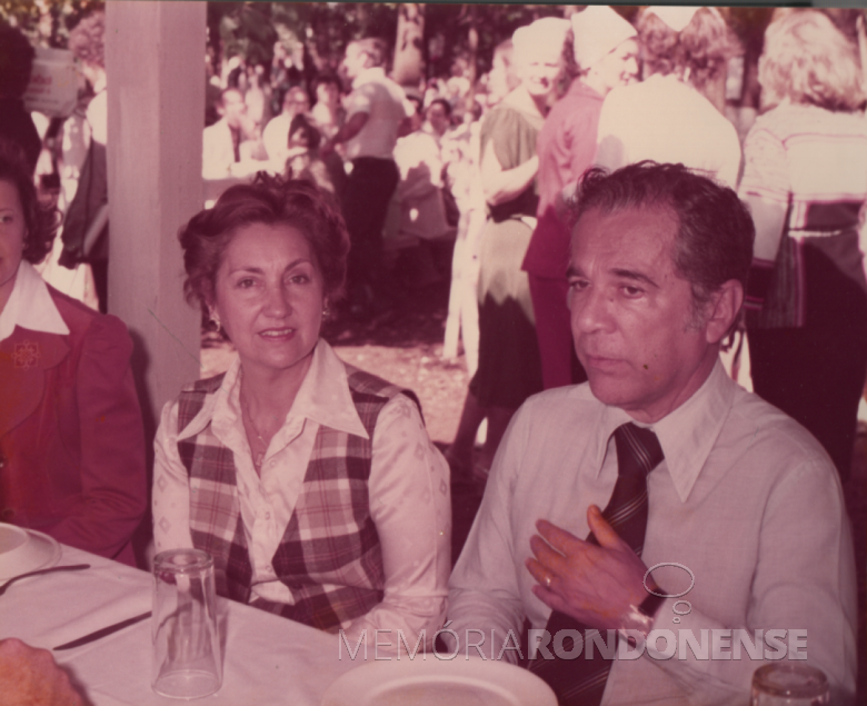 22ª página - Governador Ney Braga e esposa aguardando o almoço.