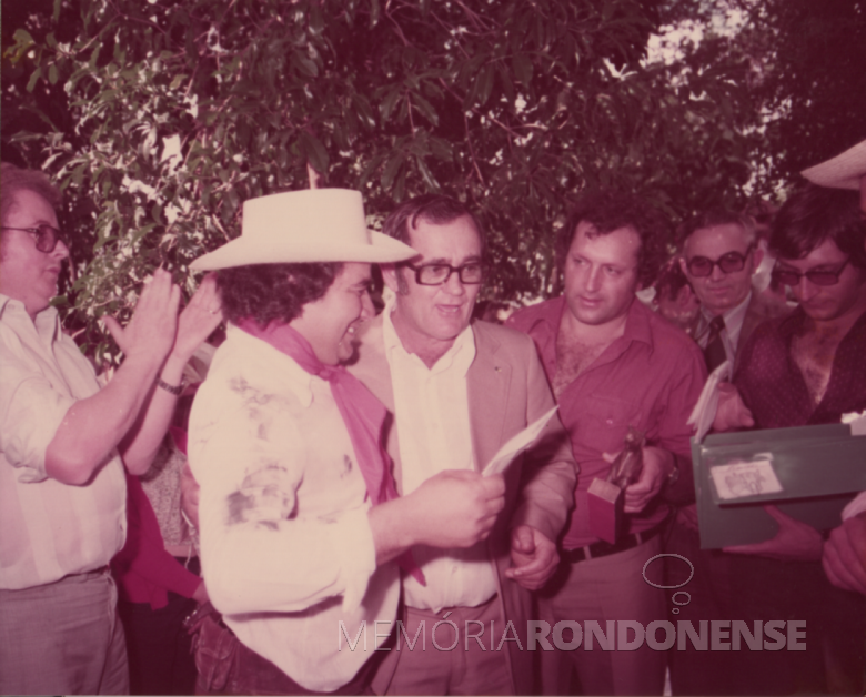 38ª página - outro instantâneio da entrega da premiação à equipe da Agrícola Horizonte.