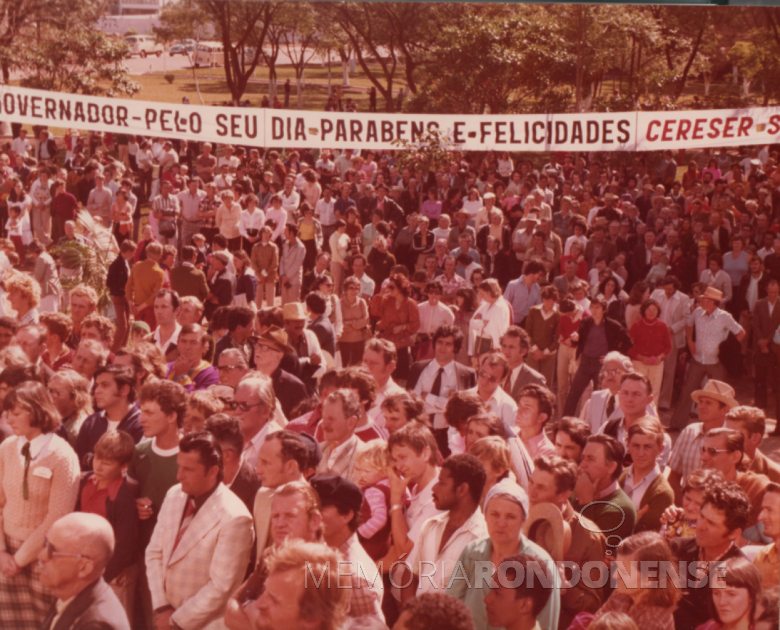 6ª posição -População rondonense ouvindo o discurso do governador Ney Braga.
No canto inferior, à esquerda, Lothar Schiller (de casaco xadraz), secretário municipal de Viação e Obras; às costas. Bruno Reuter, secretário municipal de Desenvolvimento Econômico; e à sua esquerda, vereador Harry Feiden.