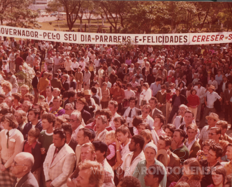 6ª posição -População rondonense ouvindo o discurso do governador Ney Braga.
No canto inferior, à esquerda, Lothar Schiller (de casaco xadraz), secretário municipal de Viação e Obras; às costas. Bruno Reuter, secretário municipal de Desenvolvimento Econômico; e à sua esquerda, vereador Harry Feiden. 