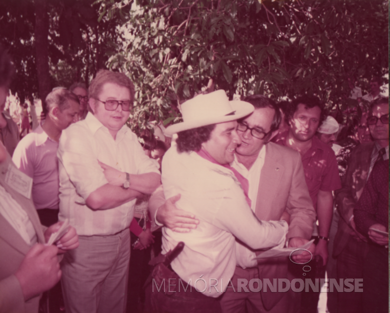 37ª página - Verno Scherer, prefeito municipal de Marechal Cândido Rondon, fazendo a entrega de premiação para Ricardo Palhano Fernandez, representante da equipe da empresa rondonense Agrícola Horizonte.