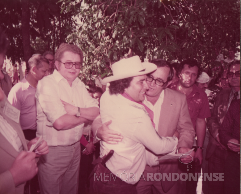 37ª página - Verno Scherer, prefeito municipal de Marechal Cândido Rondon, fazendo a entrega de premiação para Ricardo Palhano Fernandez, representante da equipe da empresa rondonense Agrícola Horizonte. 