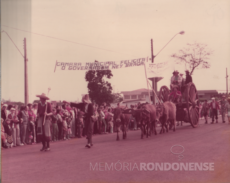 9ª página - Outra vista parcial do desfile alegórico na rua Sete de Setembro, sentido Rua Sergipe à Avenida Rio Grande do Sul. 