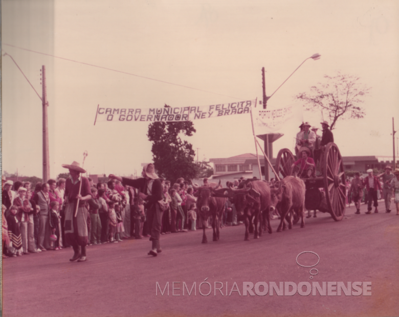 9ª página - Outra vista parcial do desfile alegórico na rua Sete de Setembro, sentido Rua Sergipe à Avenida Rio Grande do Sul.