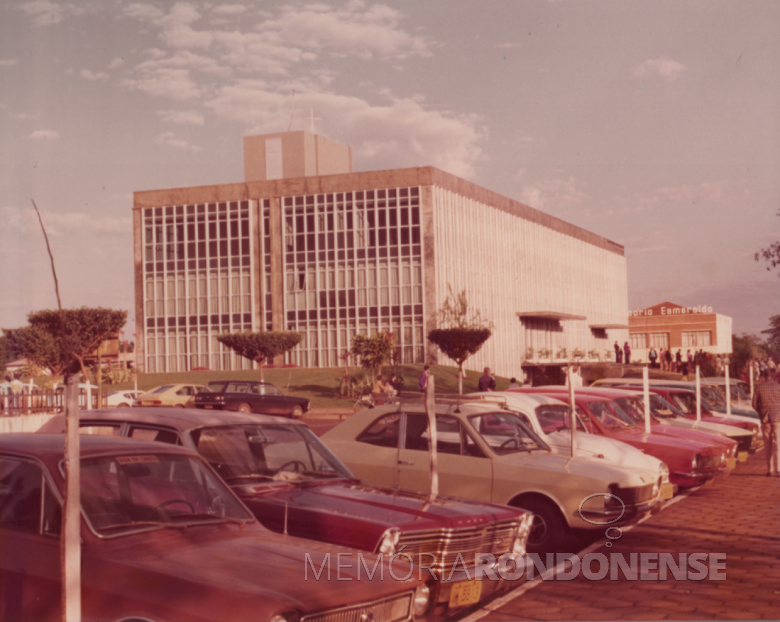 5ª página - Vista do Paço Municipal desde a Rua Tiradentes na confluência com a Praça Willy Barth.