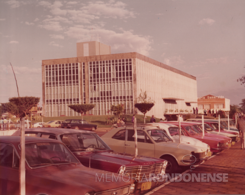 5ª página - Vista do Paço Municipal desde a Rua Tiradentes na confluência com a Praça Willy Barth. 