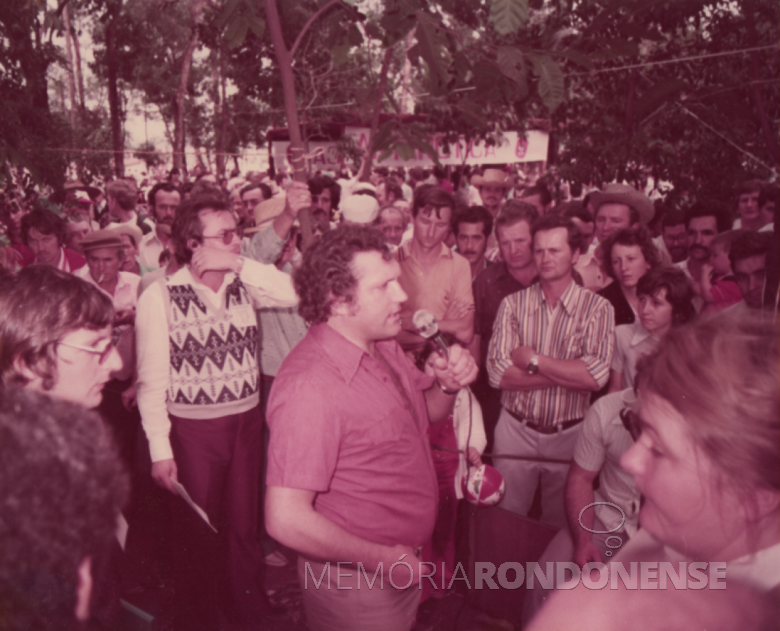 28ª página - vereador Ariovaldo Luiz Bier se dirigindo ao público sobre a 1º Festa Nacional do Boi no Rolete.
Á esquerda, de óculos, Ademir Anotnio Osmar Bier, irmão de Ariovaldo. DE bulsa listrada, Darci Bonadiamn.