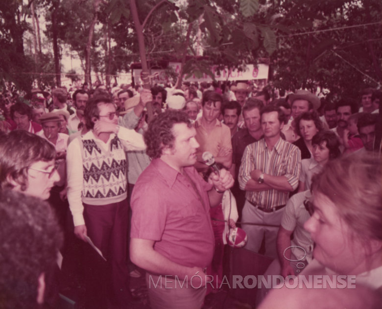 28ª página - vereador Ariovaldo Luiz Bier se dirigindo ao público sobre a 1º  Festa Nacional do Boi no Rolete.
Á esquerda, de óculos, Ademir Anotnio Osmar Bier, irmão de Ariovaldo. DE bulsa listrada, Darci Bonadiamn. 