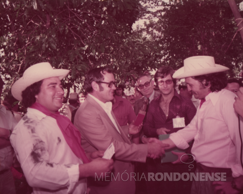 39ª página - Verno Scherer, prefeito municipal, cumprimentando Luiz Ricardi da equipe da Agrícola Horizonte.