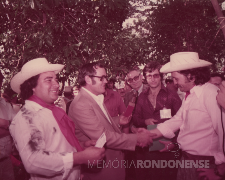 39ª página - Verno Scherer, prefeito municipal, cumprimentando Luiz Ricardi da equipe da Agrícola Horizonte. 