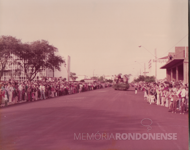 8ªpágina - Vista parcial do desfile de carros alegóricos.