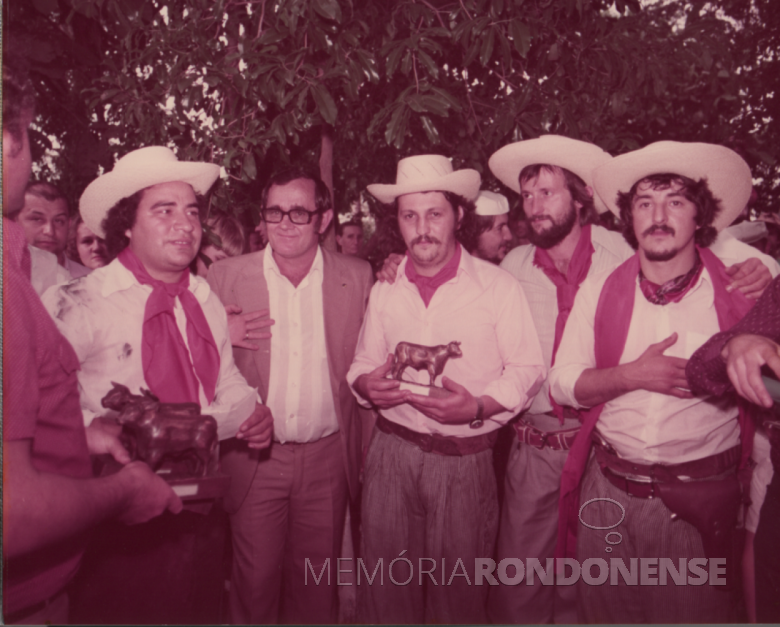 40ª página - equipe da Agricola Horizonte, vencedora do 1º concurso de boi no rolete da Festa Nacional do Boino Rolete de Marechal Cândido Rondon, com o prefeito municipal Verno Scherer.
Da esquerda à direita: Ricardo Palhano Fernandez, Luiz Ricardi,