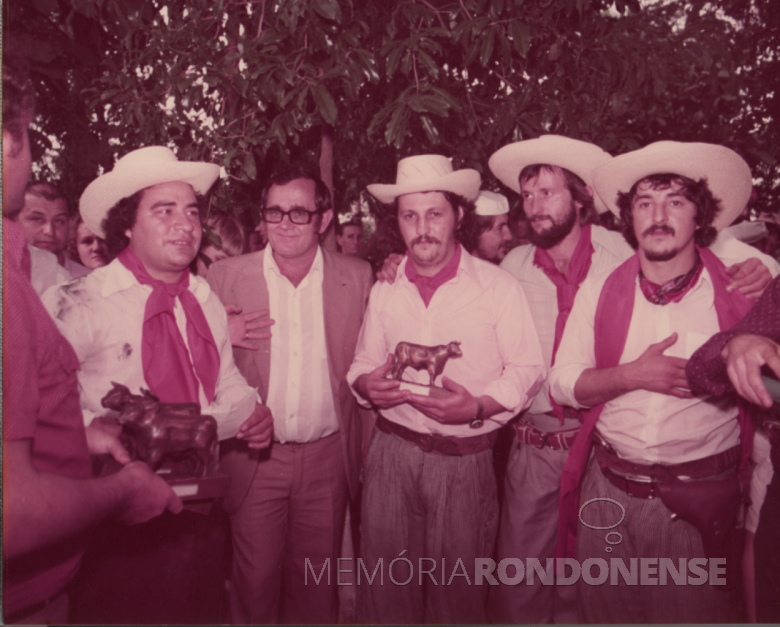 40ª página - equipe da Agricola Horizonte, vencedora do 1º concurso de boi no rolete da Festa Nacional do Boino Rolete de Marechal Cândido Rondon, com o prefeito municipal Verno Scherer.
Da esquerda à direita: Ricardo Palhano Fernandez, Luiz Ricardi, 