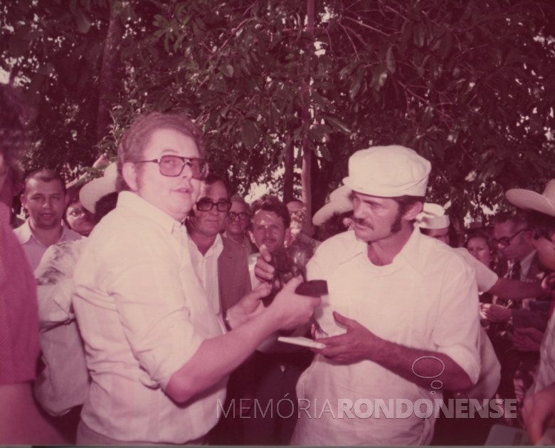 36ª página -jornalista Frederico SEfin Filho fazendo entrega de premiação a uma assador.