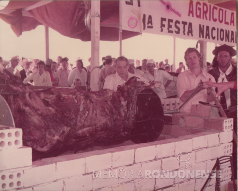16ª página - Mostra de um boi assado no rolete.