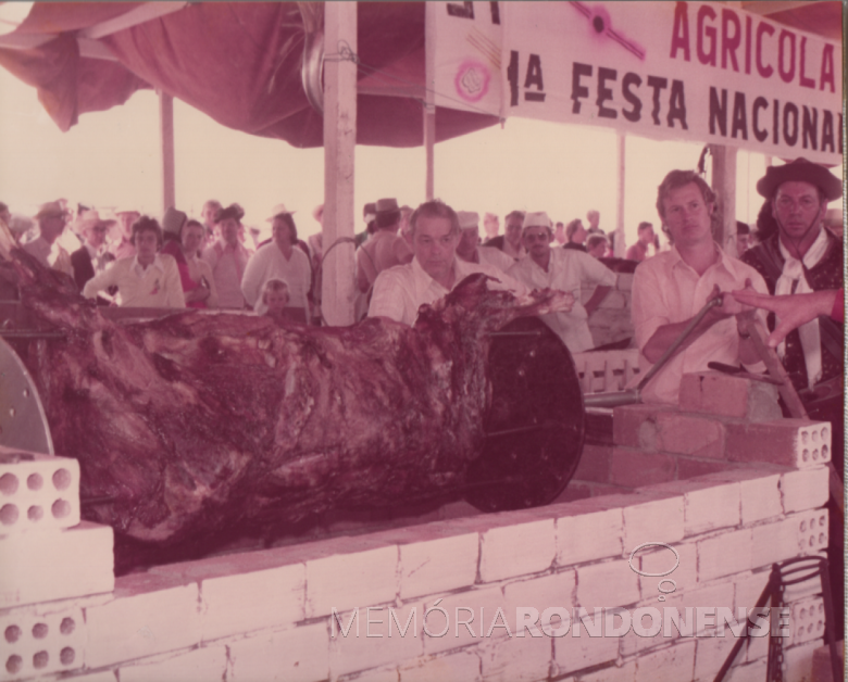 16ª página - Mostra de um boi assado no rolete. 