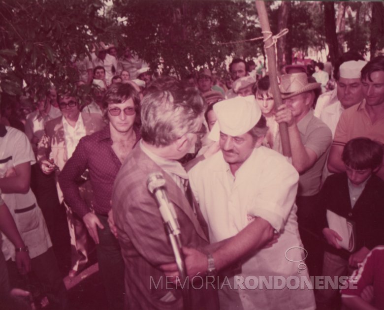 31ª página - ex-prefeito municipal de Marechal Cândido Rondon, Almiro Bauermann, repassando a premiação ao assador Otto Fischer.
Ao fundo, de óculo s e camisa marrom, Ademir Antonio Osmar Bier.