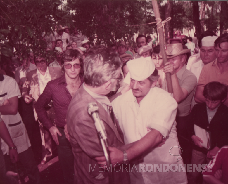 31ª página - ex-prefeito municipal de Marechal Cândido Rondon, Almiro Bauermann, repassando a premiação ao assador Otto Fischer. 
Ao fundo, de óculo s e camisa marrom, Ademir Antonio Osmar Bier. 