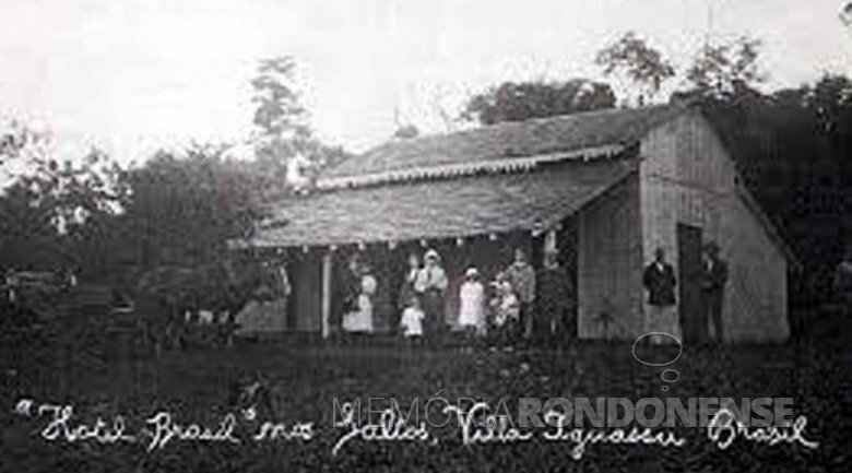 || O Hotel Brasil de propriedade do pioneiro de Foz do Iguaçu, Sr. Frederico Engel.
Imagem: Acervo de Marcos Kidricki Iwamoto.