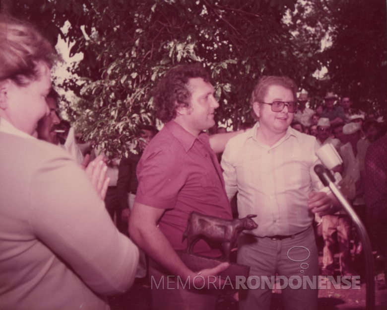 33ª página - Vereador Ariovaldo Luiz Bier com o jornalista Frederico Sefrin Filho, na época diretor responsável do extinto jornal rondonense