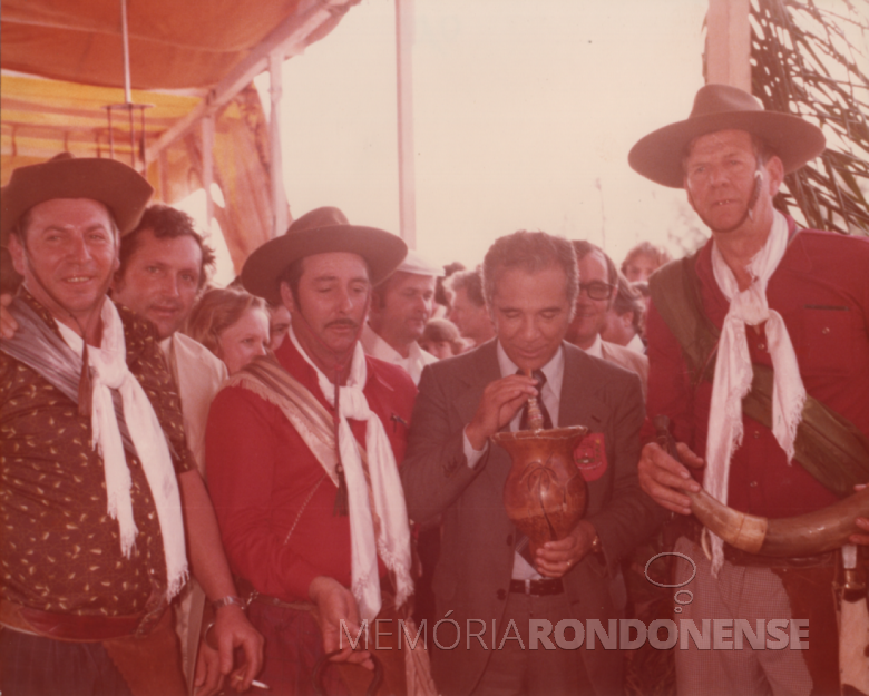 19ª página - outra vista do governador chmarreando com assadores.