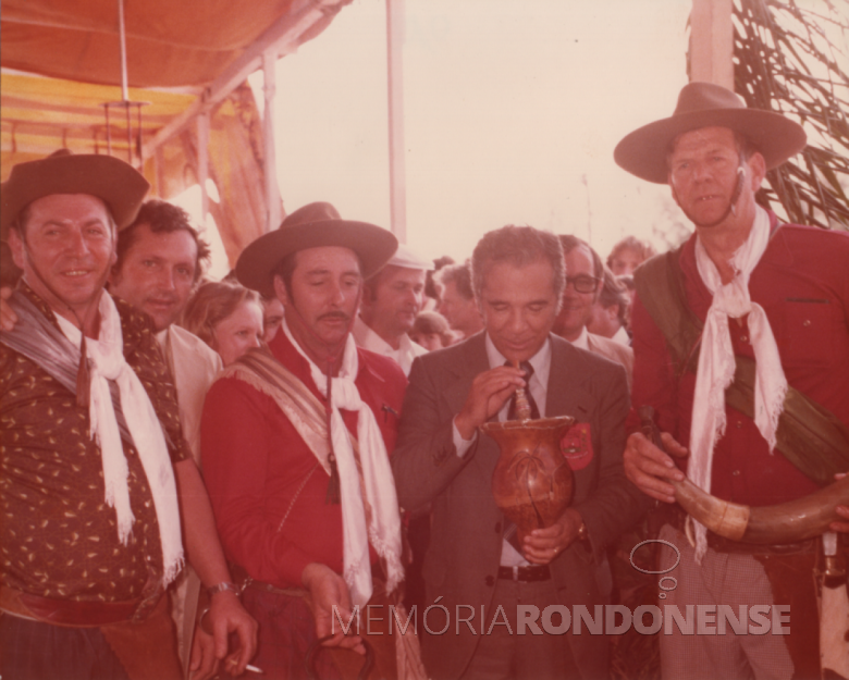 19ª página - outra vista do governador chmarreando com assadores.
