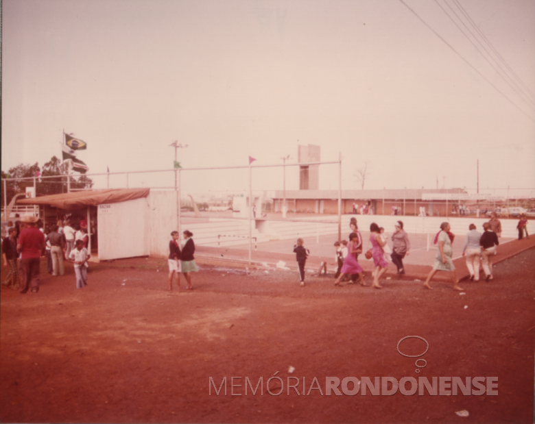 13ª página -Vista do Módulo Esportivo, a partir da porça de mata do Parque de Exposições.