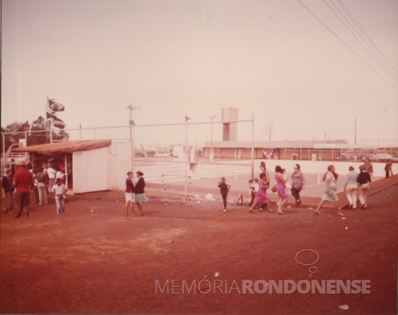 13ª página -Vista do Módulo Esportivo, a partir da porça de mata do Parque de Exposições. 