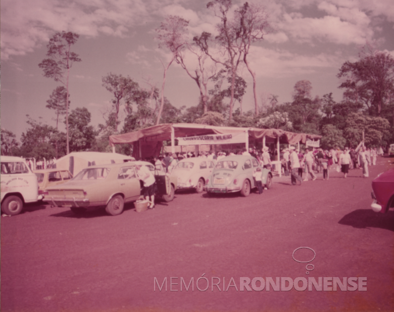 11ª página - Vista de outro estacionamento com vista para a pequena porção de mata no Parque de Exposições.