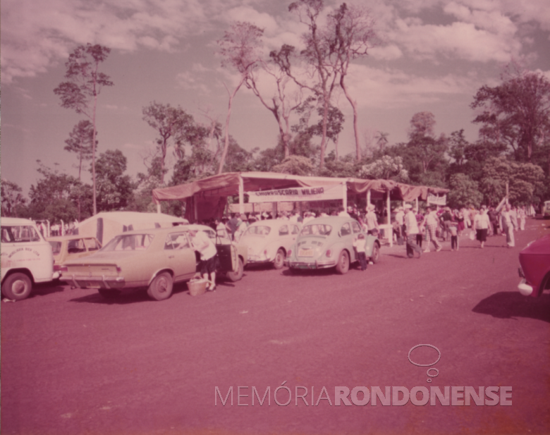 11ª página - Vista de outro estacionamento com vista para a pequena porção de mata no Parque de Exposições. 