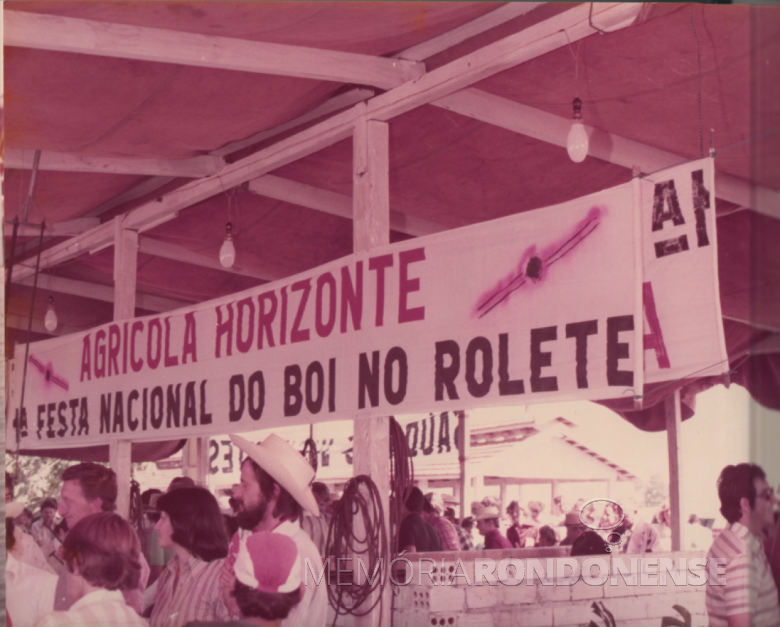 14ª página - equipe da Agrícola Horizonte que assou um dos bois no roleta da Festa Nacional. 