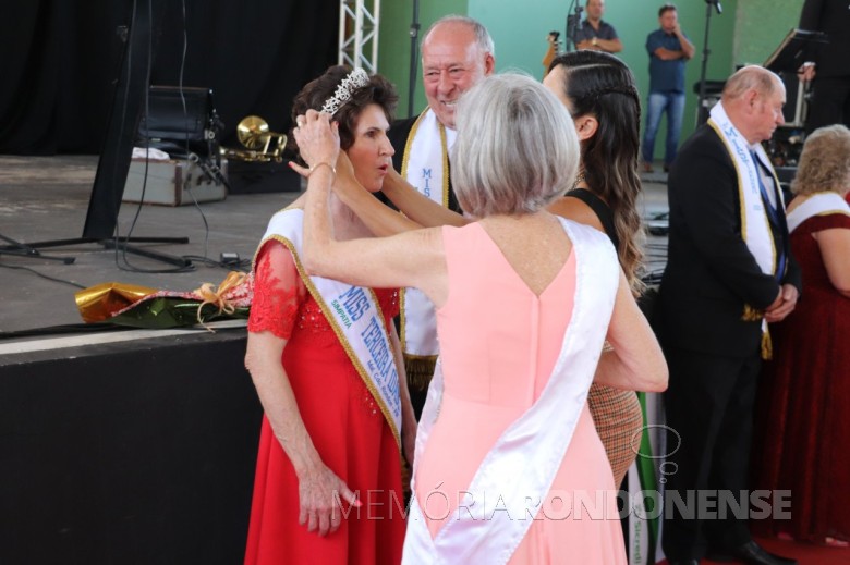 Iria Maria Anchau repassando a coroa para a Miss Lia Sybilla Neumann eleita em Outubro de 2022.