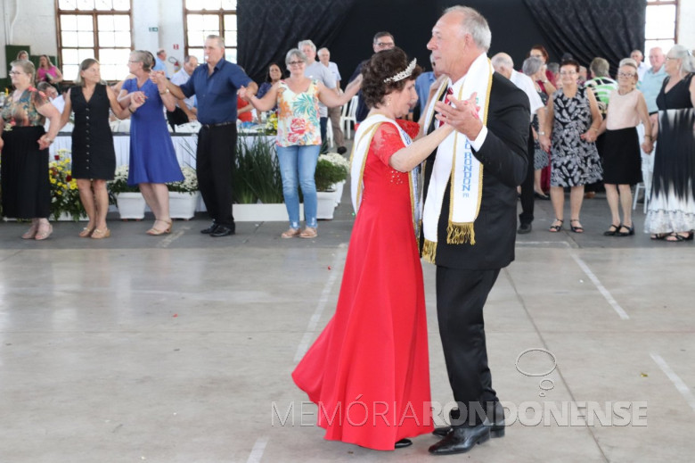 Lia Sybilla e Alfredo Neumann a 1º valsa do evento de eleição da Missae Mister 3ª Idade 2022.