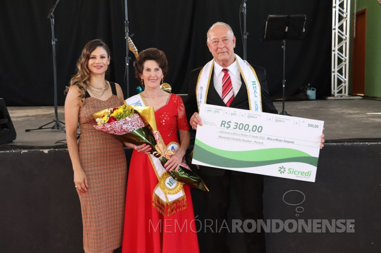 Lia Sybilla e Alfredo Neumann, eleitos Miss e Mister 2022, recebendo de Josiane Laborde Rauber , 1ª dama, e Adolfo Rudolfo Freitag, diretor do Conselho de Administração da Sicredi Aliança Paraná/São Paulo.