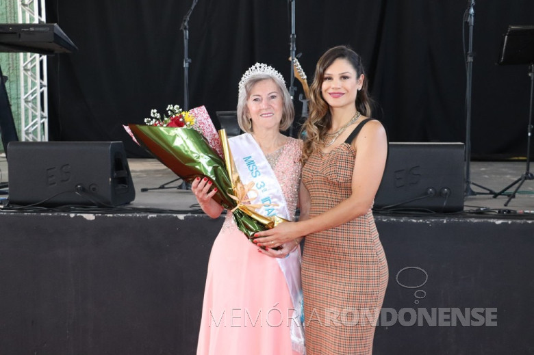 Iria Maria Anchau recebendo um biqueê de flores da 1ª dama e secretária municipal de Assistência Social, Josiane Laborde Rauber.