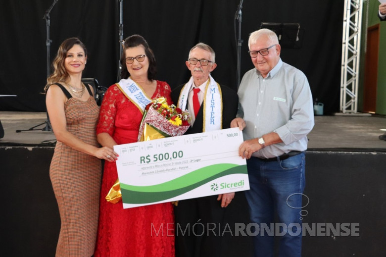 José Pedro e Lúcia Schmitt, II Mister e II Miss 3ª Idade 2022, recebendo de Josiane Laborde Rauber , 1ª dama, e Adolfo Rudolfo Freitag, diretor do Conselho de Administração da Sicredi Aliança Paraná/São Paulo.