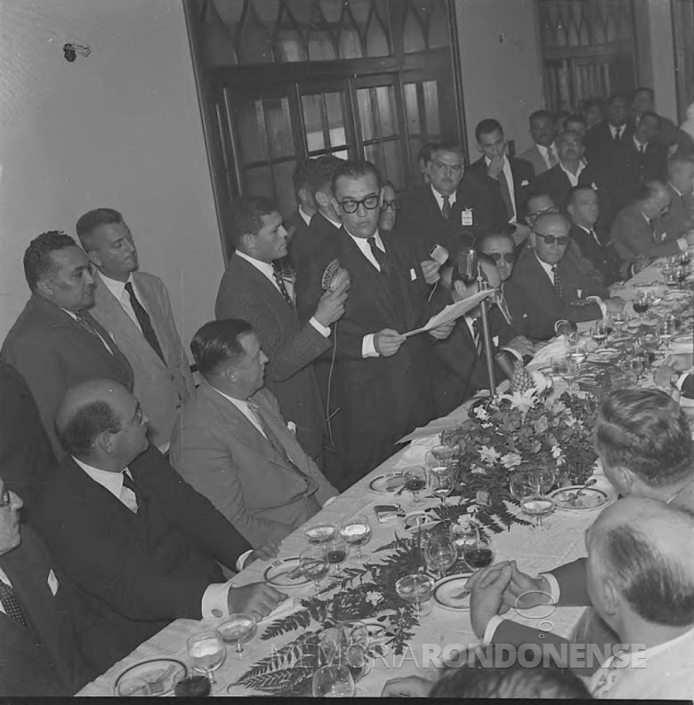 Juscelino Kubitschek saudando seu colega paraguaio, Alfredo Stroessner durante o almoço no Hotel Cataratas, em 05 de outubro de 1958.
Imagem: Acervo Arquivo Nacional
Código de Referência: BR RJANRIO EH.0.FOT, PRP.5327