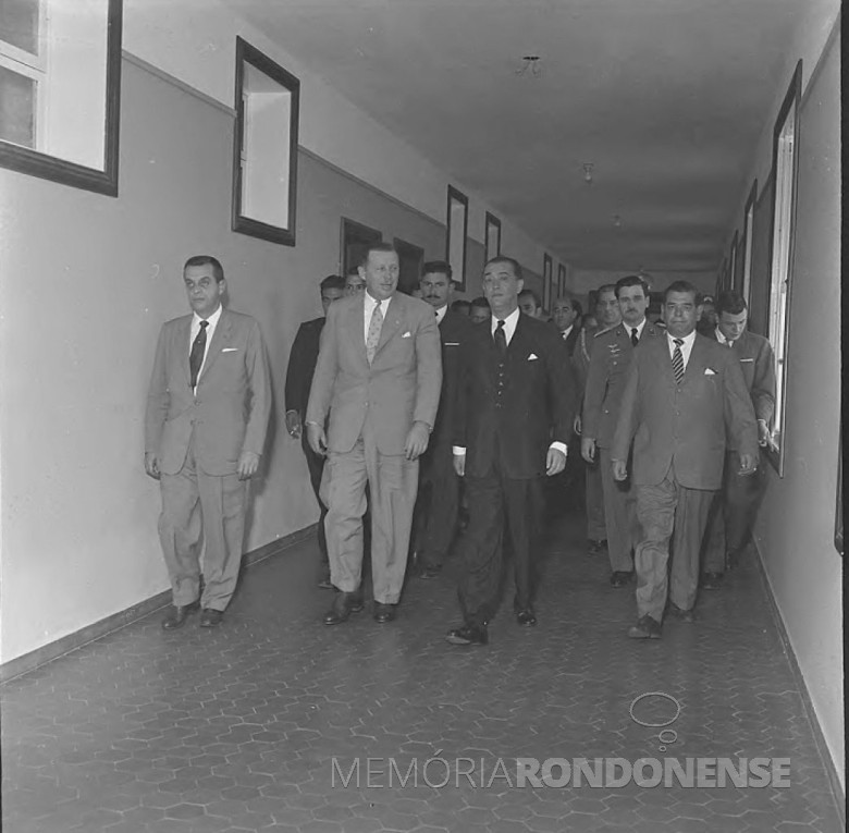 Presidentes e comitivas se encaminhando ao restraurante do Hotel das Cataratas.
Imagem: Acervo Arquivo Nacional
Código de Referência: BR RJANRIO EH.0.FOT, PRP.5327