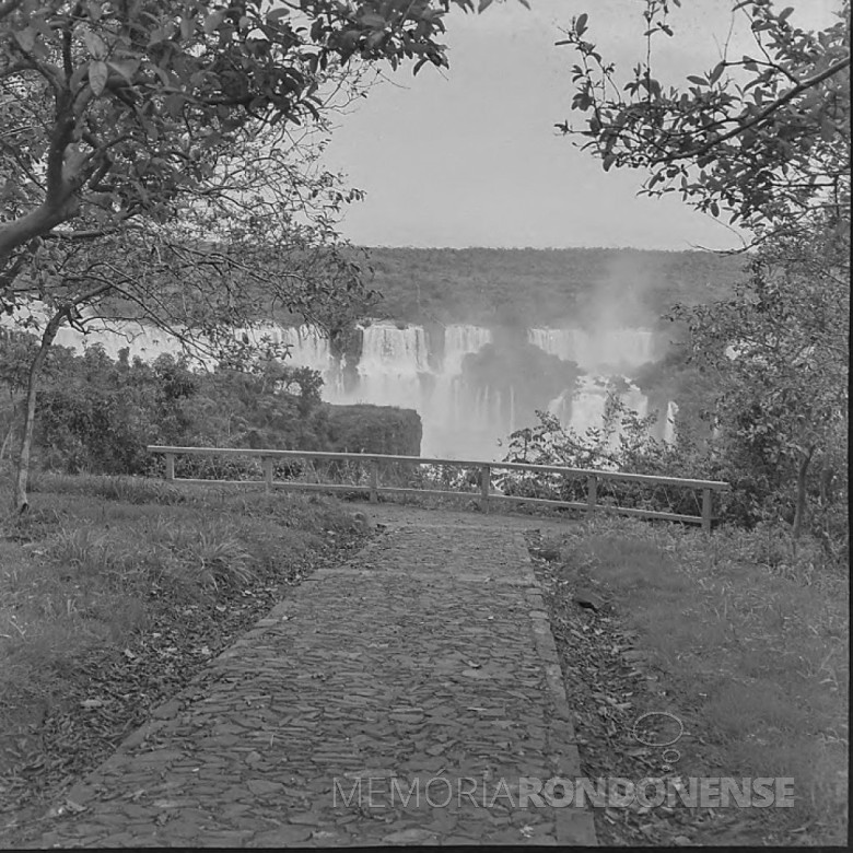 Cataratas fotografadas em outubro de 1958 durante a visita dos presidentes do Brasil e do Paraguai, em 05 de outubro de 1958. 
Imagem: Acervo Arquivo Nacional
Código de Referência: BR RJANRIO EH.0.FOT, PRP.5327