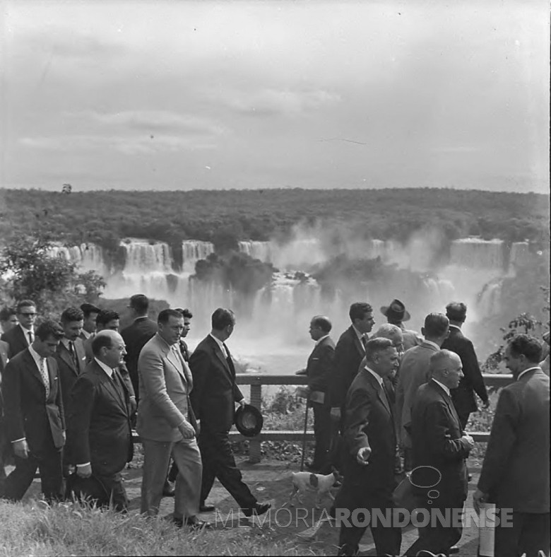 Presidente e comitivas retornando do passeio às Cataratas do Iguaçu, em outubro de 1958. 
Imagem: Acervo Arquivo Nacional
Código de Referência: BR RJANRIO EH.0.FOT, PRP.5327