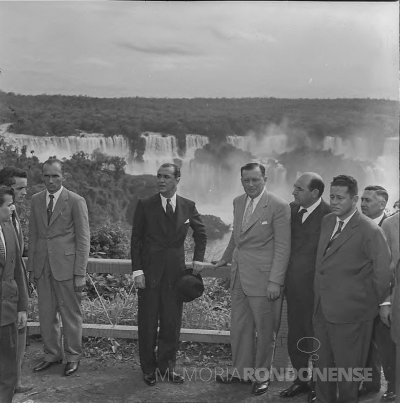 Outro instantâneo da visita dos presidentes do Brasil e do Paraguai às Cataratas do Iguaçu, em outubro de 1958.
Imagem: Acervo Arquivo Nacional
Código de Referência: BR RJANRIO EH.0.FOT, PRP.5327