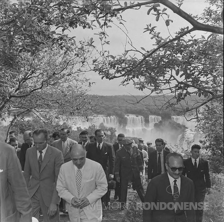 Outro instantâneio das visitas presidenciais às Cataratas do Iguaçu, em outubro de 1958.
Imagem: Acervo Arquivo Nacional
Código de Referência: BR RJANRIO EH.0.FOT, PRP.5327