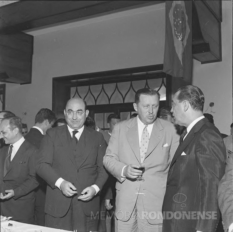 || Alfredo Stroessner confabulando com seu colega brasileiro, Juscelino Kubitschek, tendo ao lado o governador do Paraná, Moisés Lupion.
Imagem: Acervo Arquivo Nacional
Código de Referência: BR RJANRIO EH.0.FOT, PRP.5327