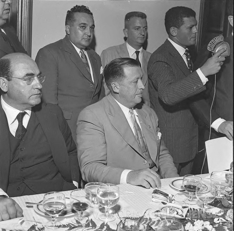 || Governador do Paraná, Moises Lupion, e do presidente da República do Paraguai, Alfredo Stroessner, durante a saudação do Presidente do Brasil, Juscelino Kubitscheck, durante o almoço oferecido no Hotel da Cataratas, em outubro de 1958. 
Imagem: Acervo Arquivo Nacional
Código de Referência: BR RJANRIO EH.0.FOT, PRP.5327