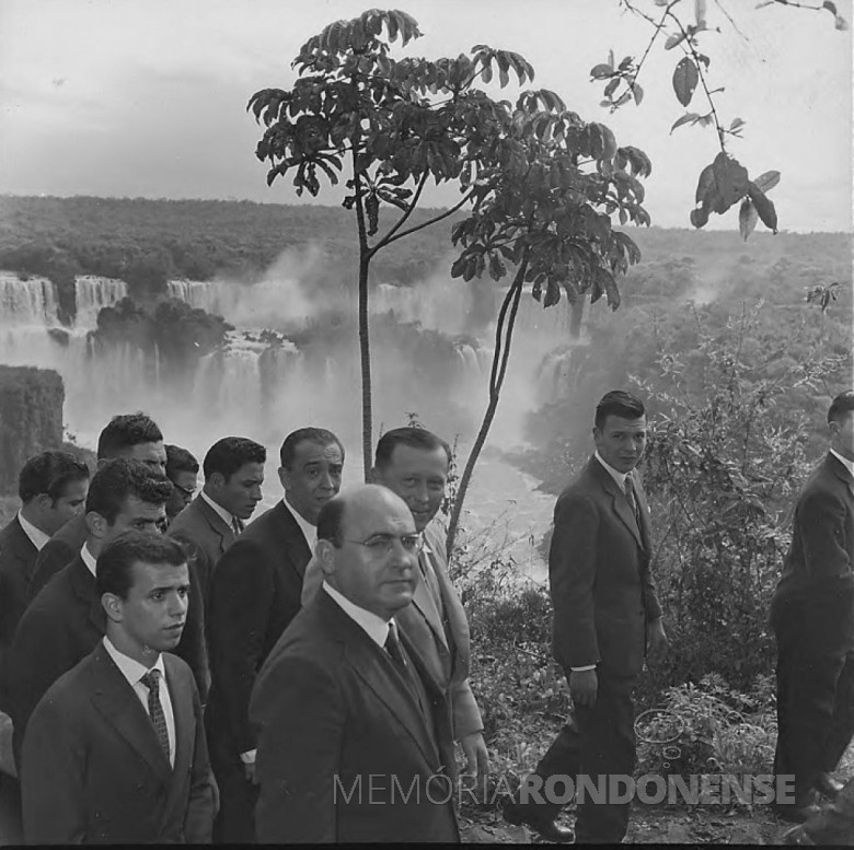 Visita do presidente do Brasil, Juscelino Kubitscheck, presidente da República do Paraguai, General Alfredo Stroessner, em companhia do governador do Paraná, Moises Lupion (de óculos), em 05 outubro de 1958.
Juscelino está ao lado esquerdo do governador, e Stroessener ao lado de Juscelino. 
Imagem: Acervo Arquivo Nacional
Código de Referência: BR RJANRIO EH.0.FOT, PRP.5327