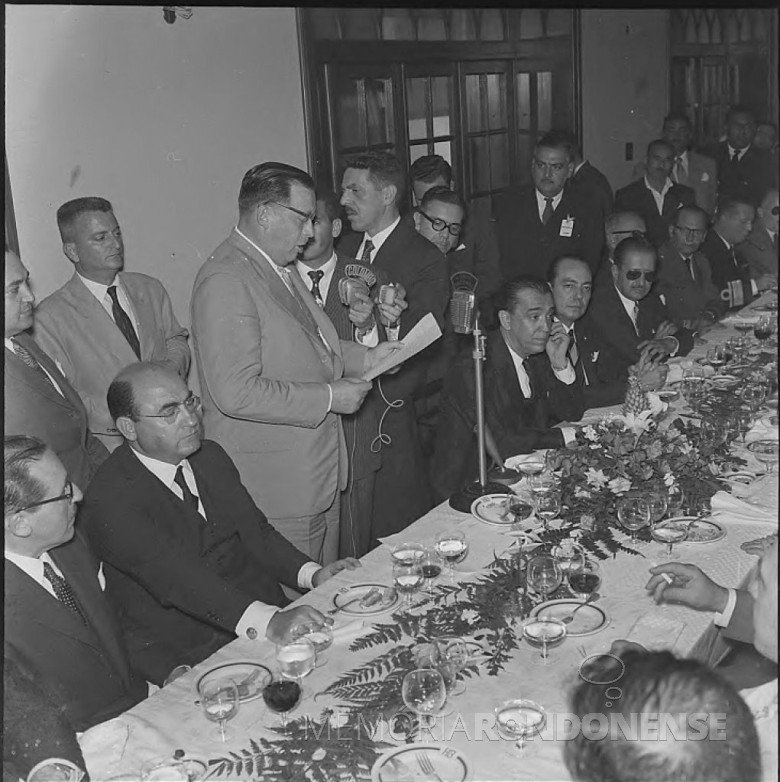 || Alffredo Stroessner, presidente do Paraguai, discursando durante o almoço no Hotel das Cataratas, em outubro de 1958. 
Imagem: Acervo Arquivo Nacional
Código de Referência: BR RJANRIO EH.0.FOT, PRP.5327